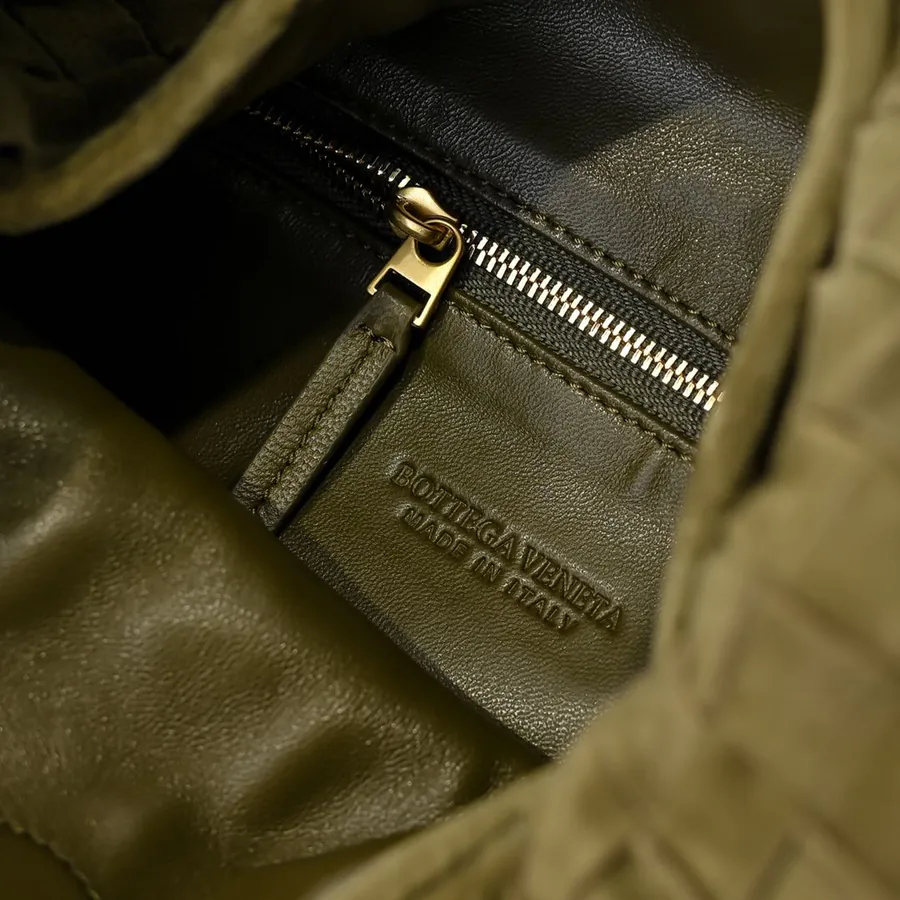 Bv Hop Bucket Bag in Grained Calfskin