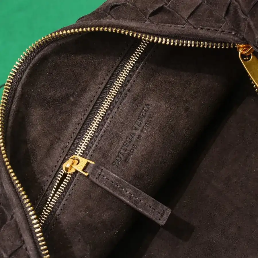 Jodie Bucket Bag in Grained Goat Leather