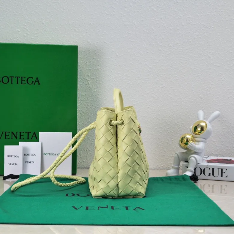 Intrecciato编织皮革小号手提包,配有滑动斜挎背带