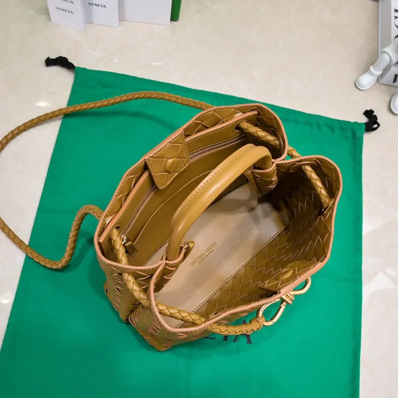 Intrecciato编织皮革小号手提包,滑动斜挎背带