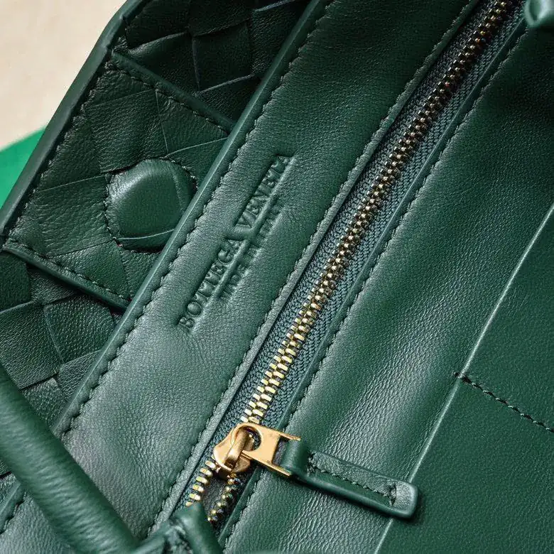 Bottega Veneta 2023 New Andiamo Bucket Bag