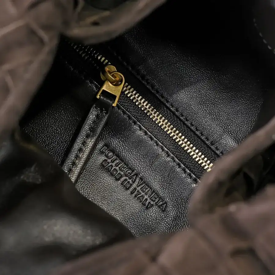 Bv Hop Bucket Bag in Grained Calfskin
