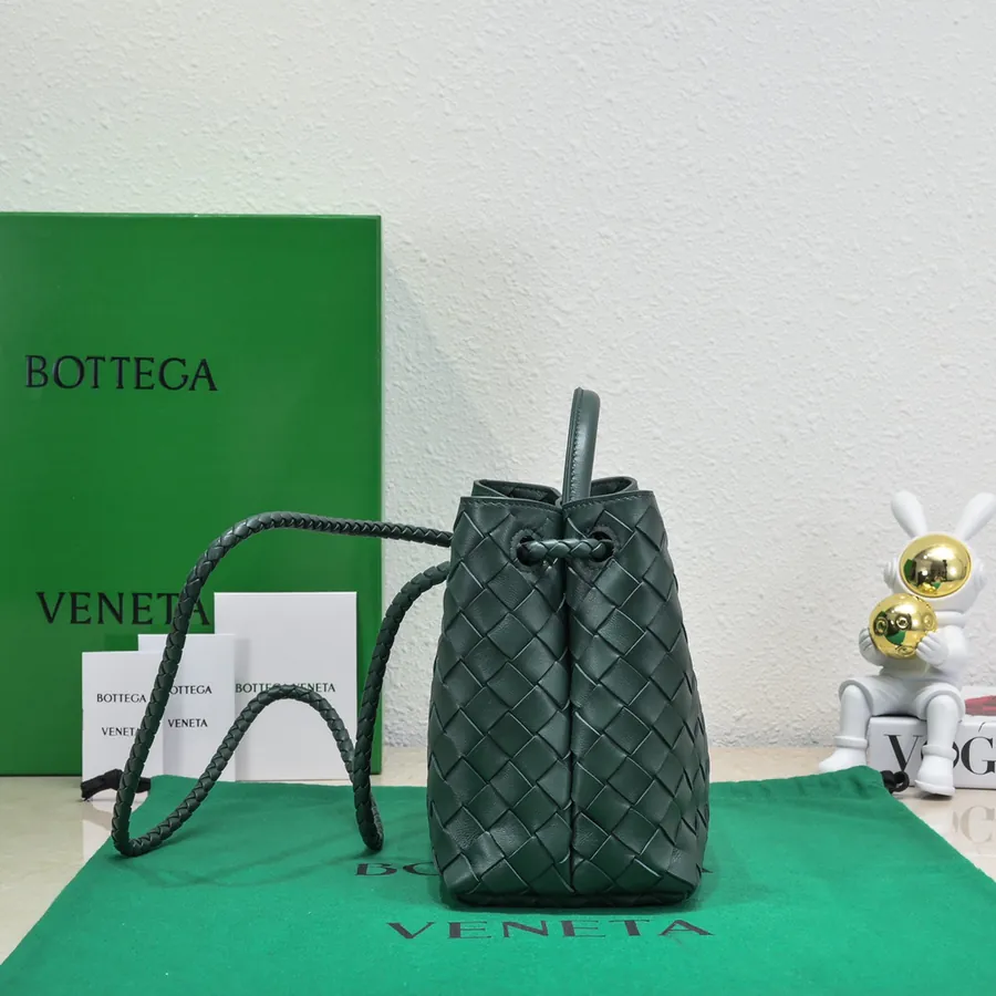 Intrecciato编织皮革小号手提包,配有滑动斜挎背带