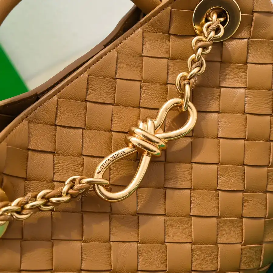 BOTTEGA VENETA Andiamo Small Chain Bag