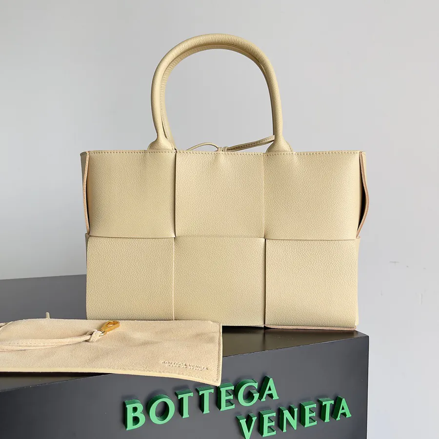 Arco Tote in Grained Calfskin