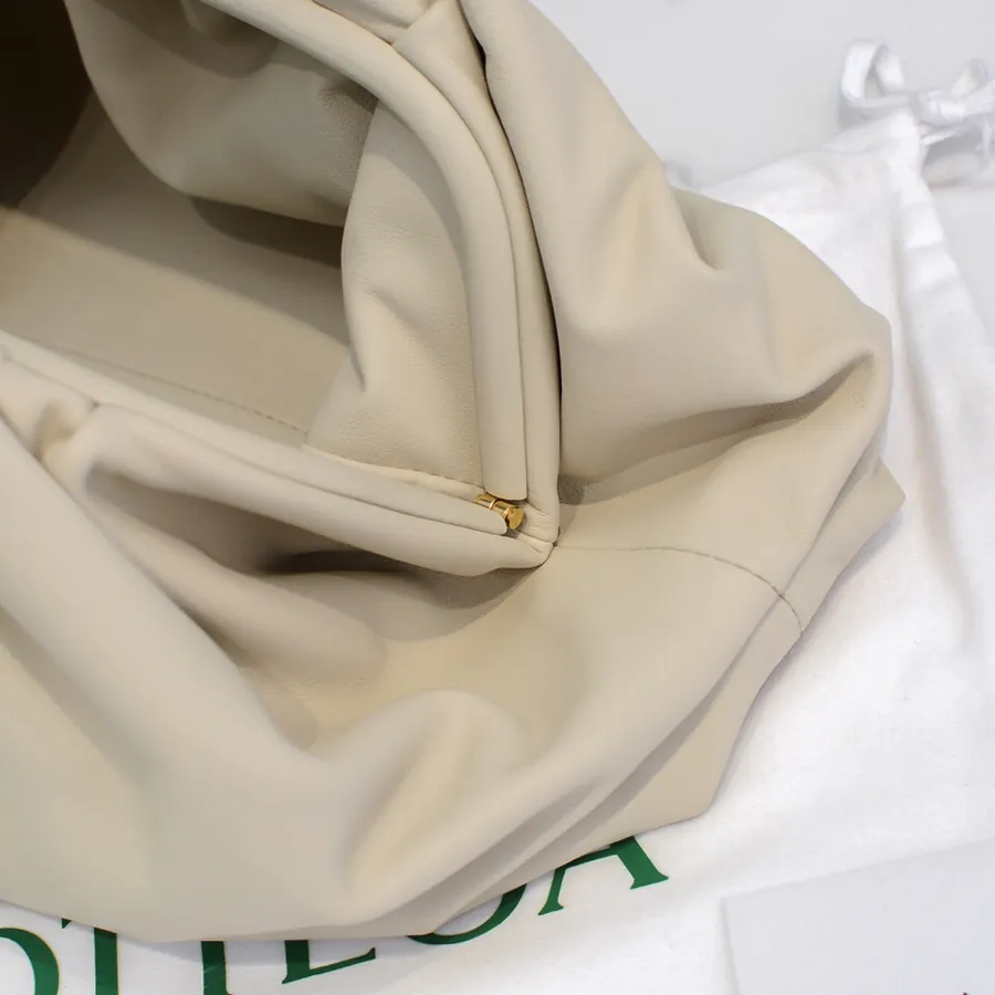 Bottega Veneta Pouch Series Cloud Bag Grained Calfskin