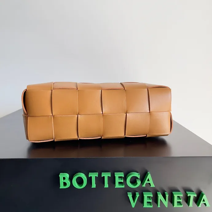 BRICK CASSETTE腋下包 传统编织标志,优雅大砖头设计