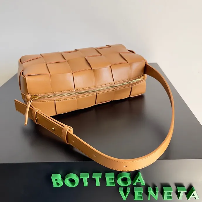 BRICK CASSETTE腋下包 传统编织标志,优雅大砖头设计