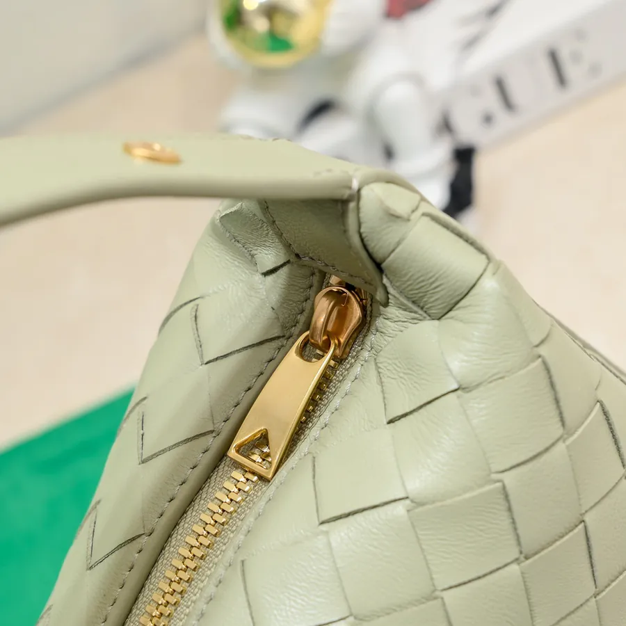 BvWallace Shoulder Lunch Bag Intrecciato Crafted, Elegant Commute