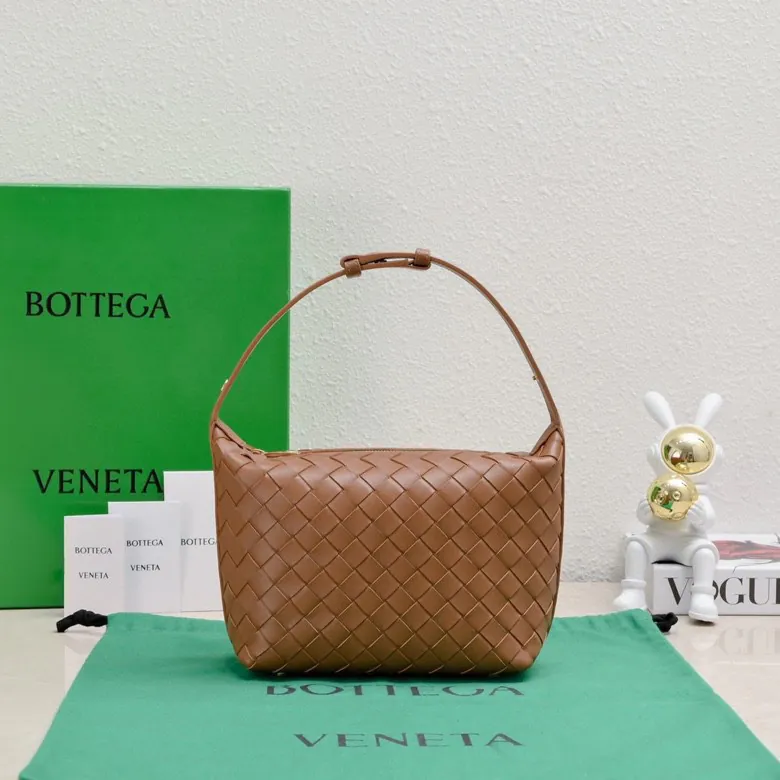 Bottega Veneta Shoulder Lunch Bag with Intrecciato Craftsmanship