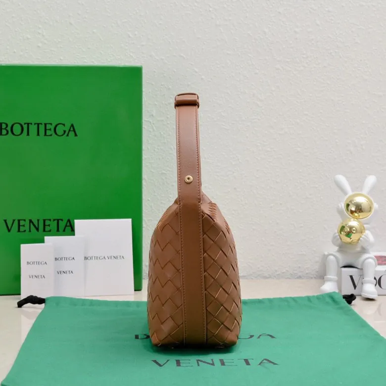 Bottega Veneta Shoulder Lunch Bag with Intrecciato Craftsmanship