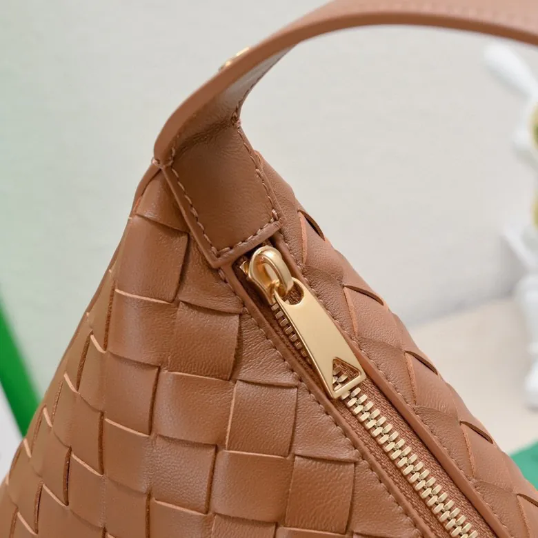 Bottega Veneta Shoulder Lunch Bag with Intrecciato Craftsmanship