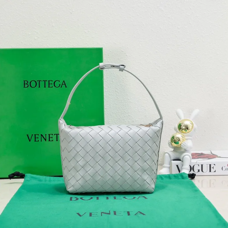BvWallace Shoulder Lunch Bag Intrecciato Crafted, Elegant Commute