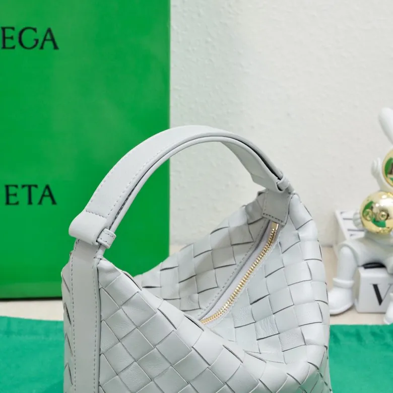 BvWallace Shoulder Lunch Bag Intrecciato Crafted, Elegant Commute