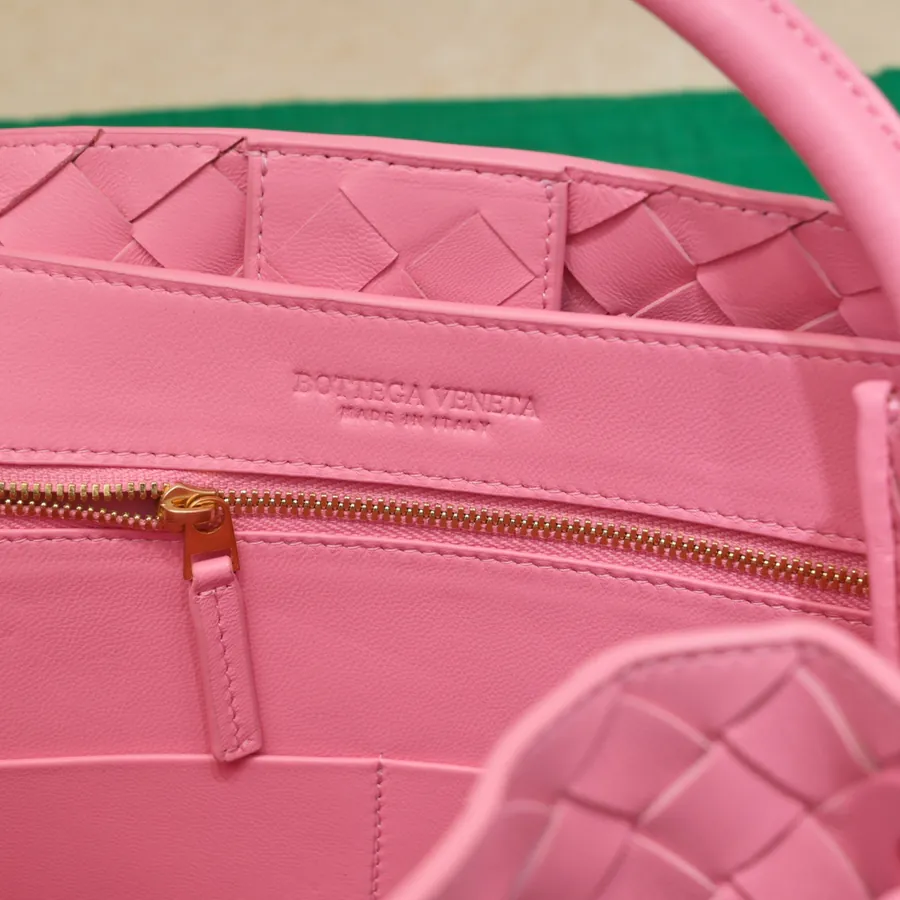 Bottega Veneta 2023 New Andiamo Bucket Bag