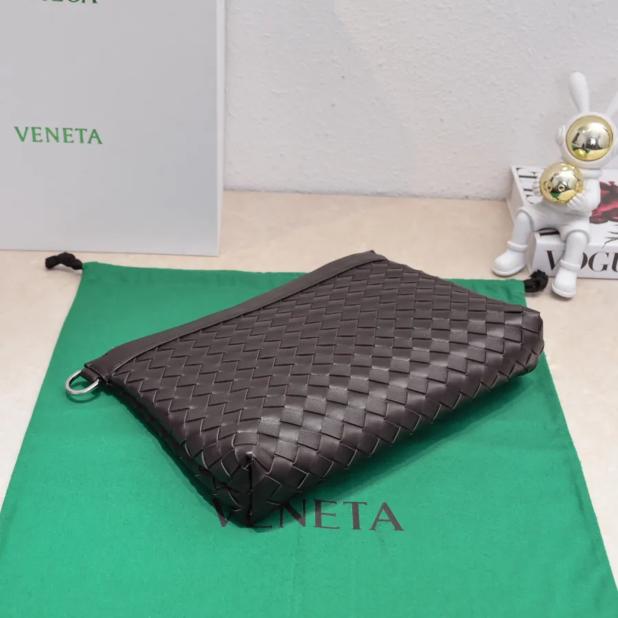 Bottega Veneta Bucket Bag Modern Style
