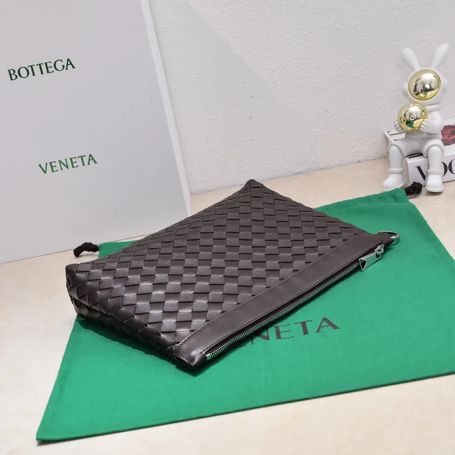 Bottega Veneta Bucket Bag Modern Style