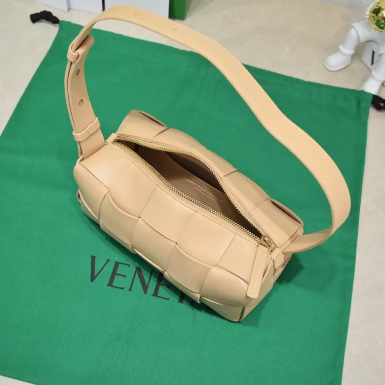 BV Autumn Branded Shoulder Bag Brick Cassette