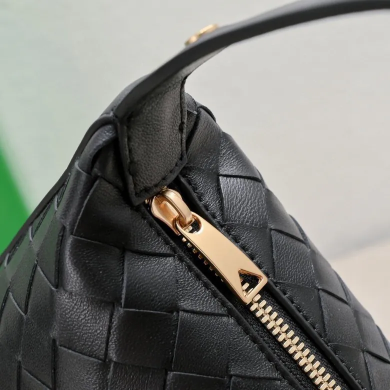 BvWallace Shoulder Lunch Bag Intrecciato Crafted, Happa Lamb Leather