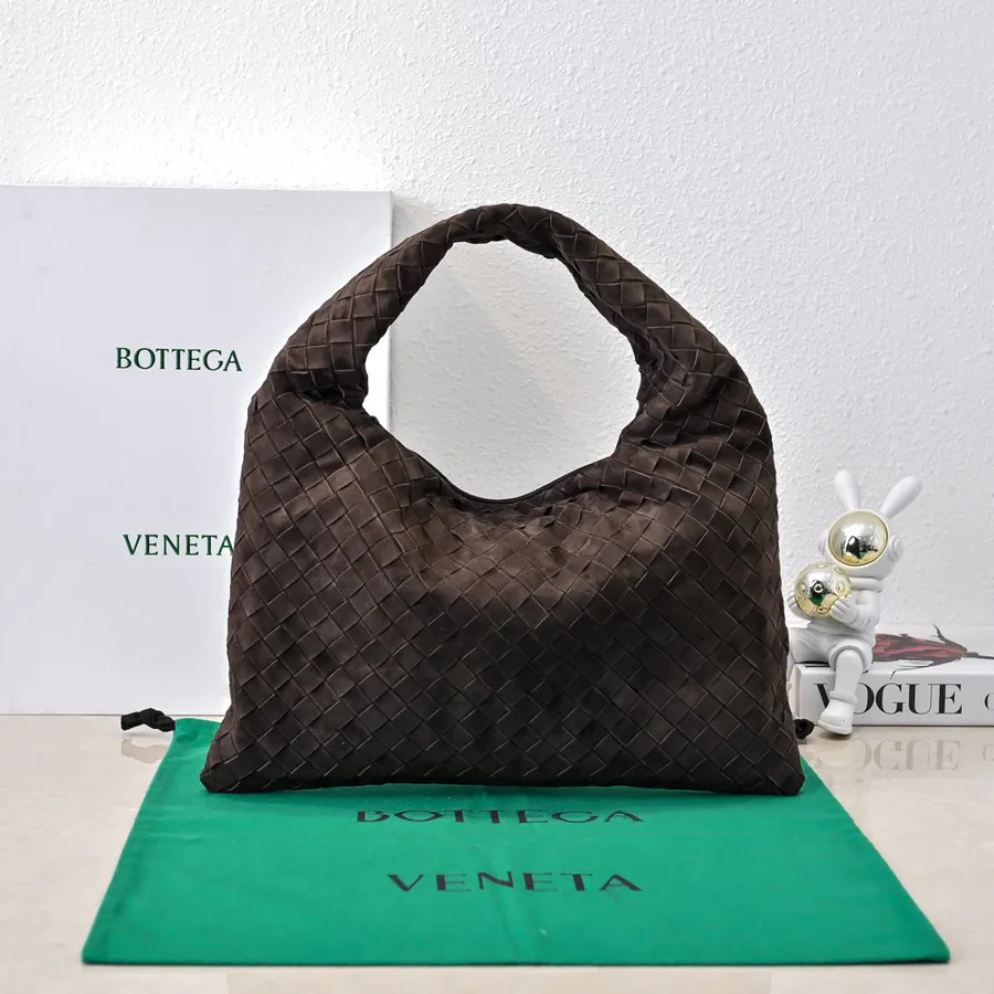 Bv Hop Bucket Bag in Grained Calfskin