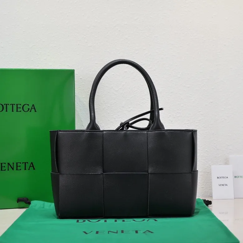 Arco Tote in Grained Calfskin