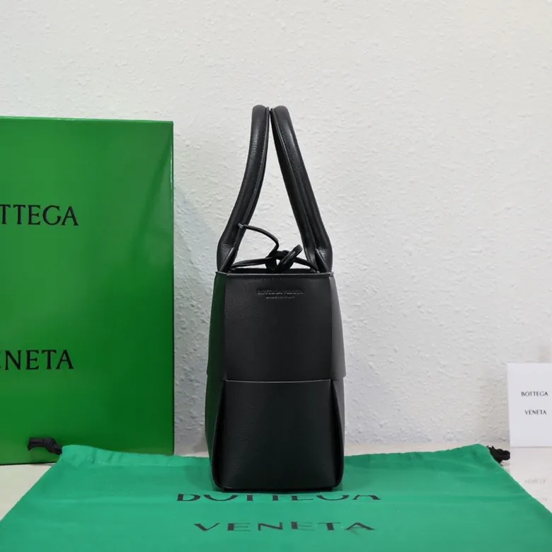 Arco Tote in Grained Calfskin