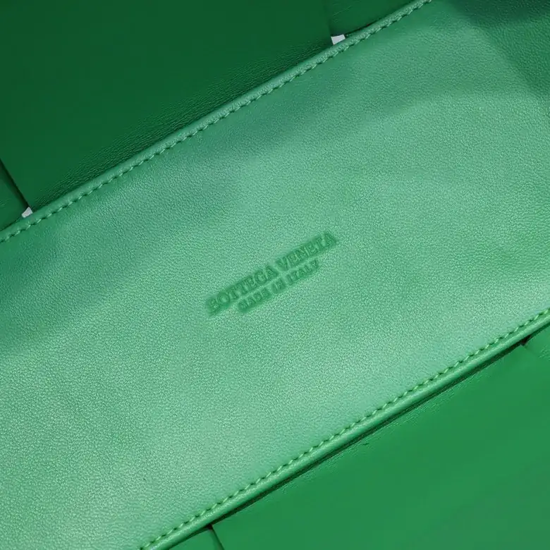 880 Midsize Arco SLIP Tote Bag