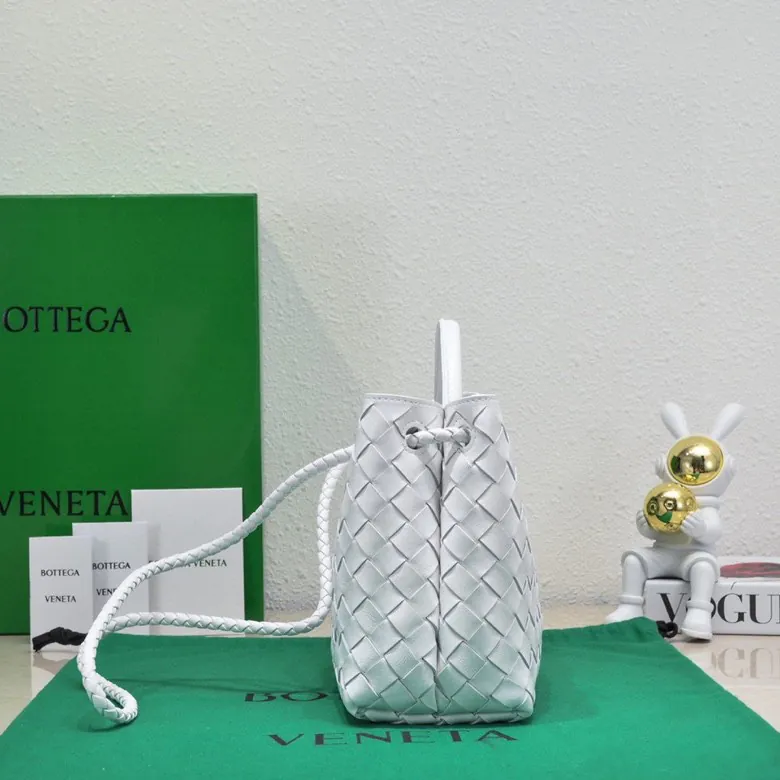 Intrecciato编织皮革小号手提包，配有滑动斜挎背带