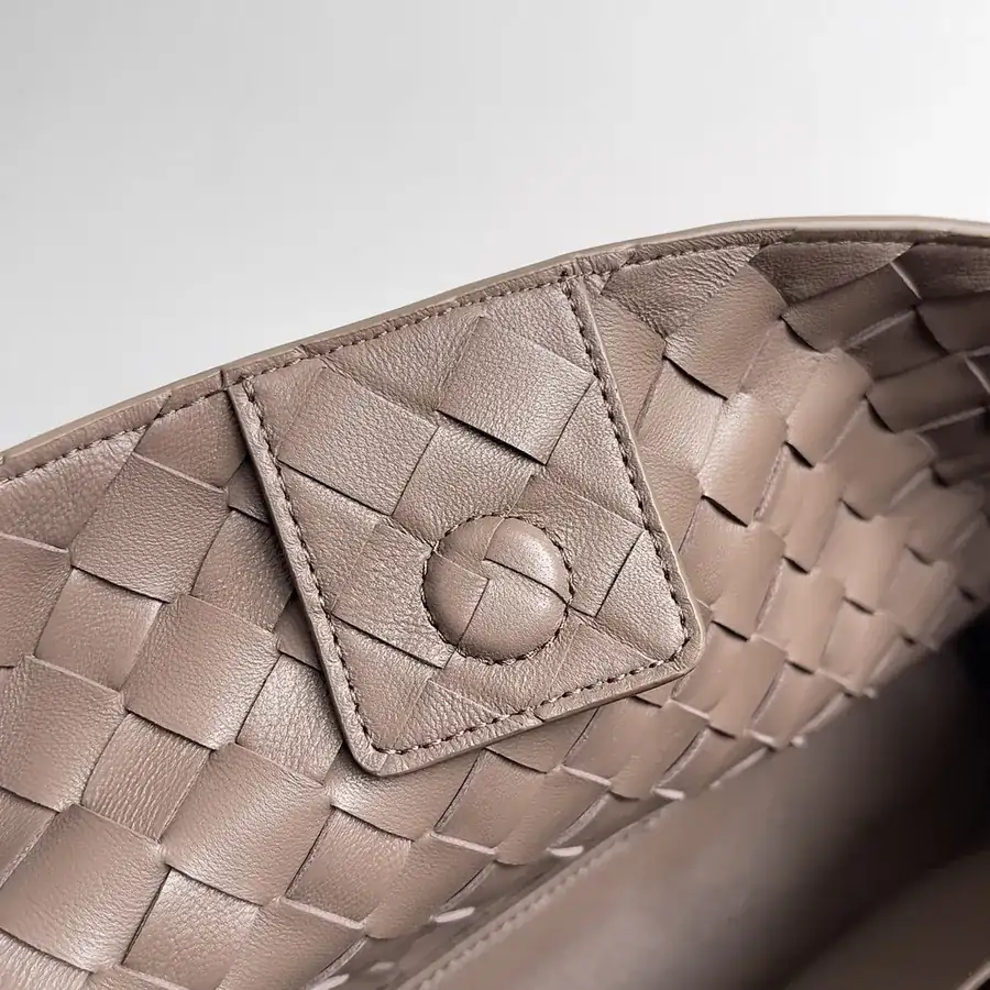 Andiamo Letgo Crossbody Bag Elegant and Stylish Design