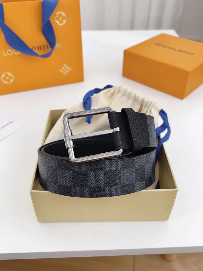 A Brand Bucket Bag with Grained Calfskin and Waterproof Material