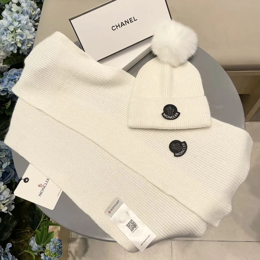 P150 MONTI Wool with Fox Fur Ball