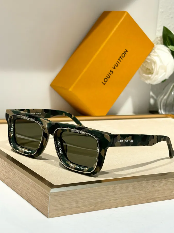 Louis Vuitto Z2442V