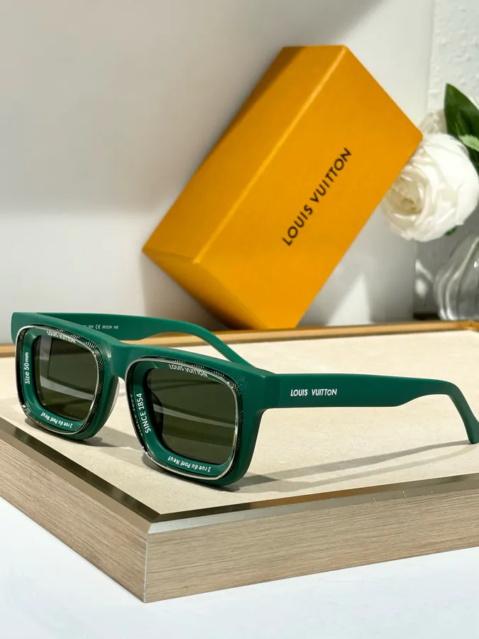 Louis Vuitto Z2442V