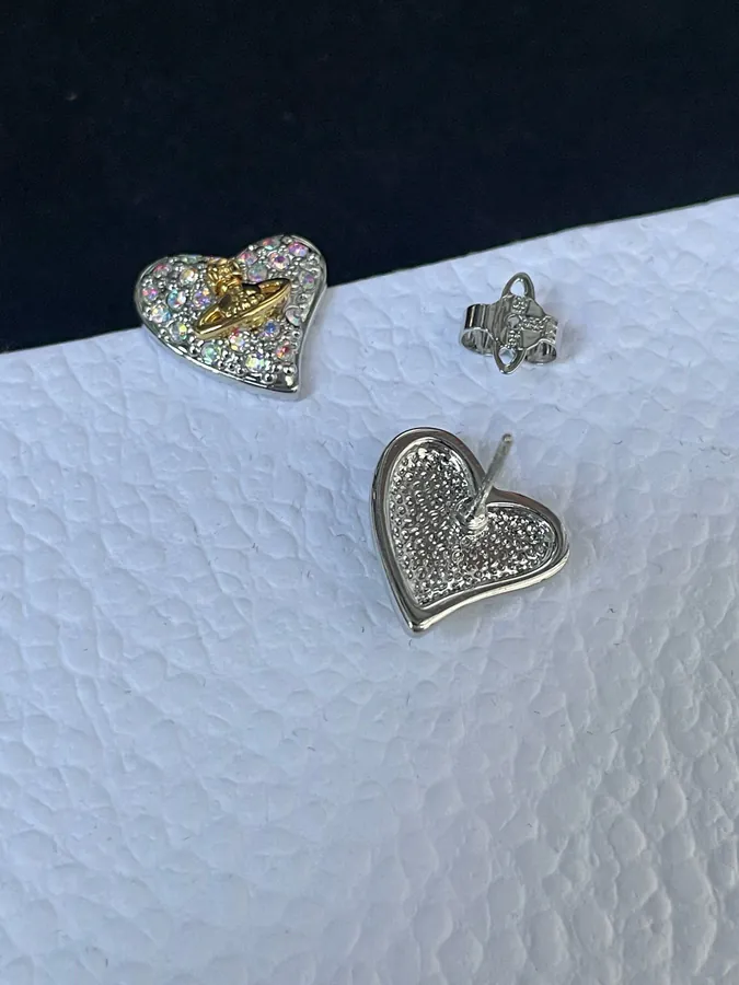 P65 Vivi Heart Ear Studs Elegant and Trendy