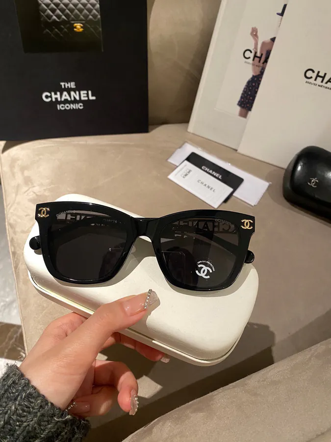 CHANEL 2023 Spring New Arrival Oversized Sunglasses with Textured Lettering