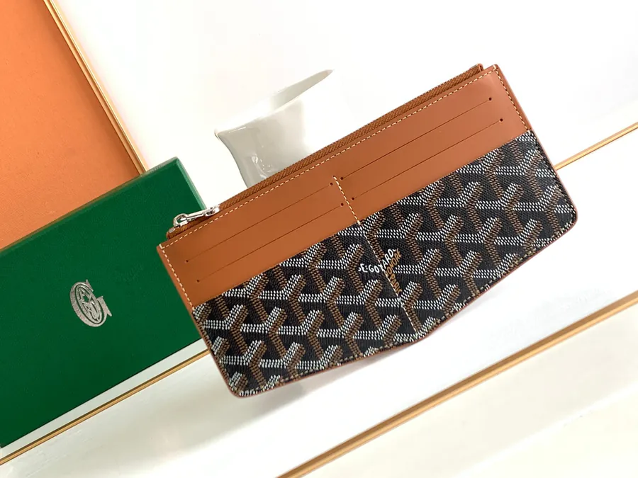 INSERT LOUISE Everyday Companion with Compact Design