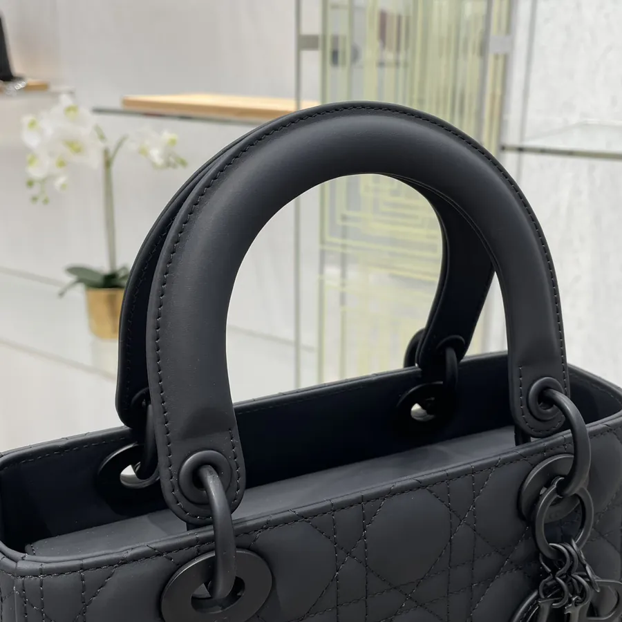 P750 Premium Quality Bucket Bag with Cannage Trim