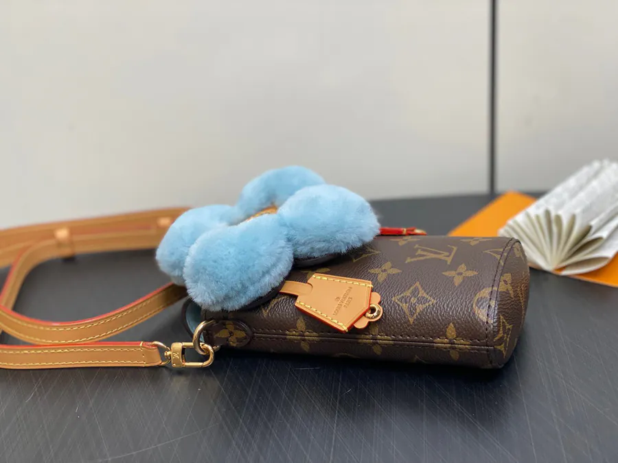 VIVIENNE Monogram Phone Case Blue (Sunflower) Snow Show Series