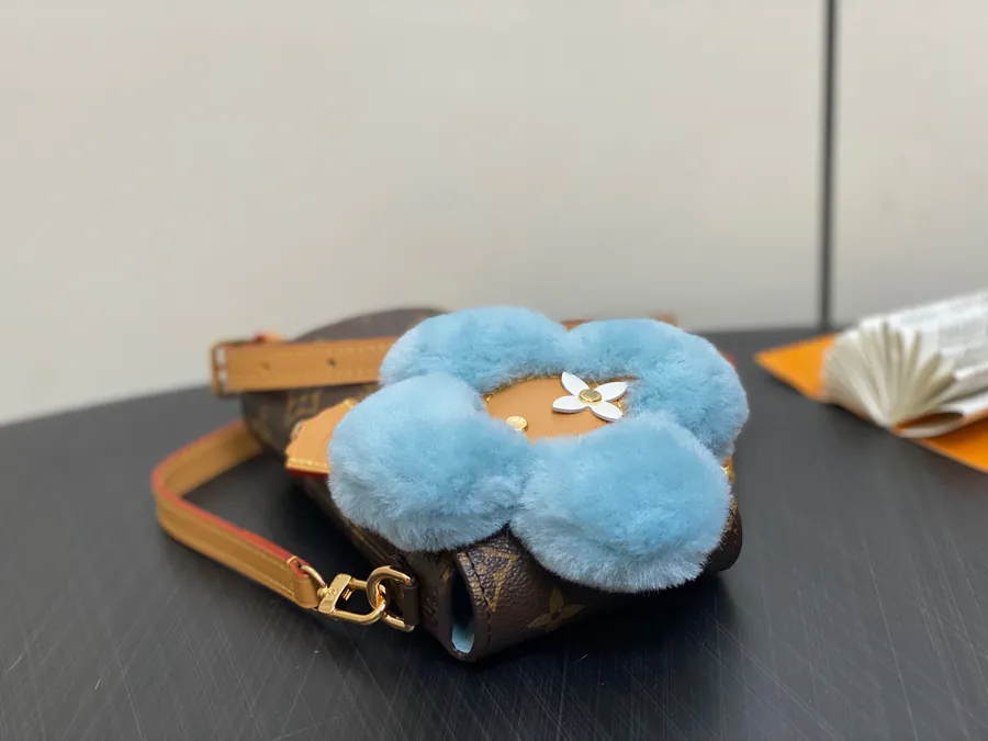 VIVIENNE Monogram Phone Case Blue (Sunflower) Snow Show Series