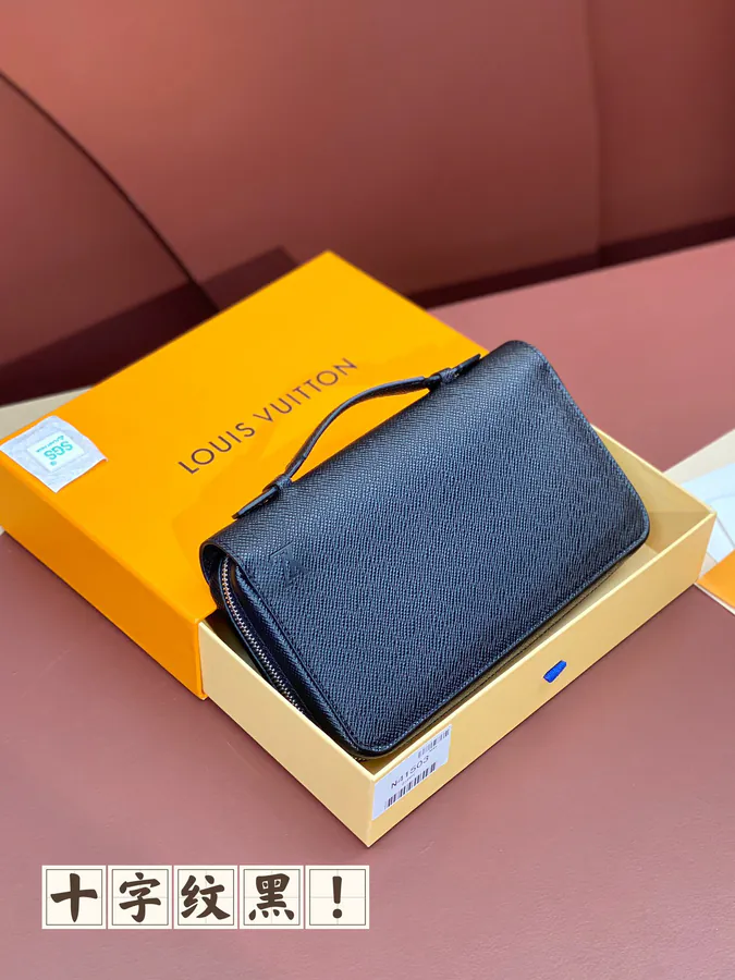 Zippy Xl Crossbody Wallet in Black Grained Calfskin