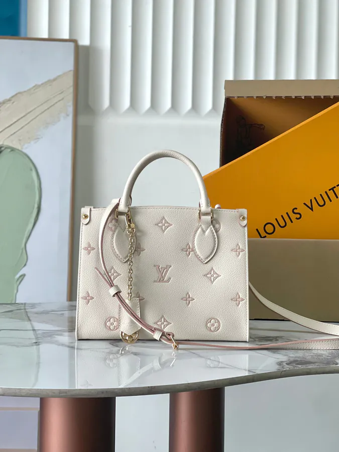 MB Plus Cabinet Keychain in Grained Calfskin
