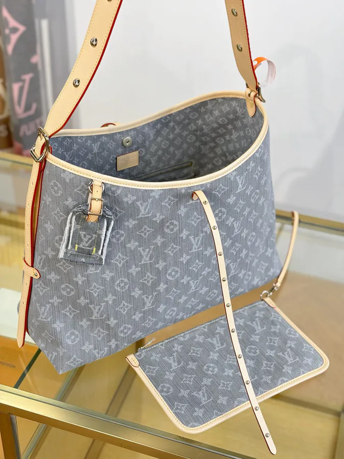 CARRYALL Midsize Handbag