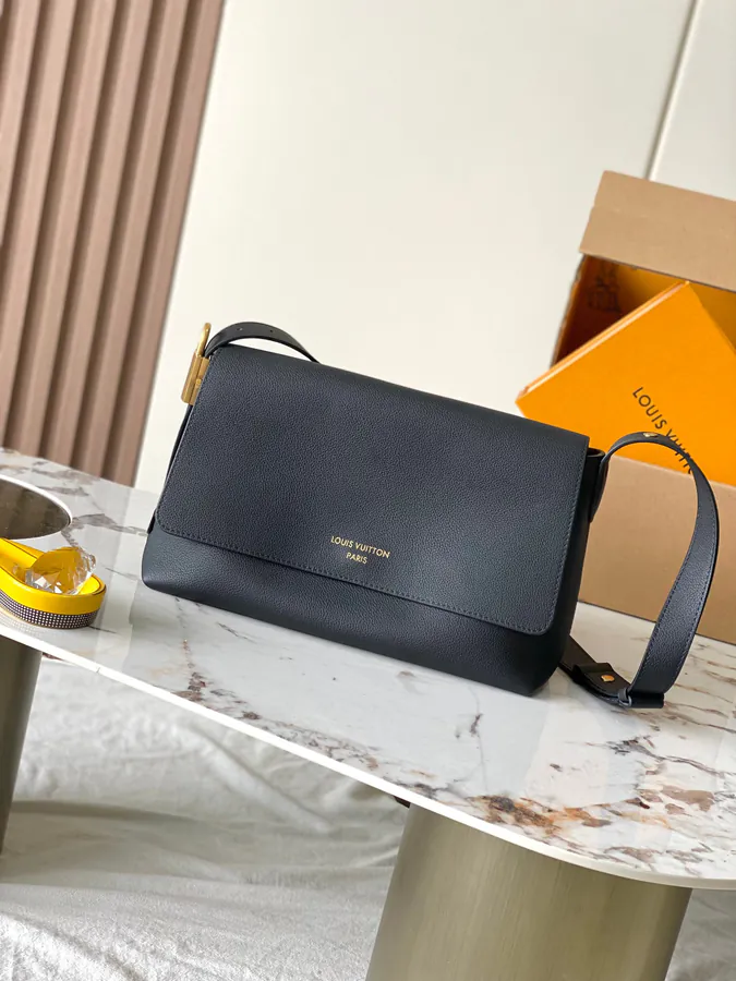 Low Key Messenger Bag in M13148 Black