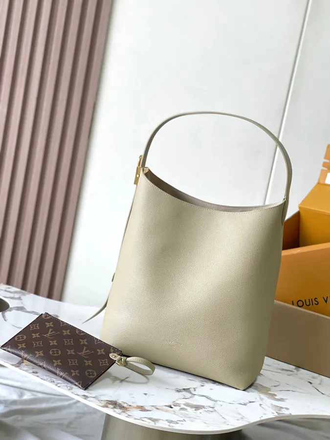 Low Key Hobo Medium Handbag