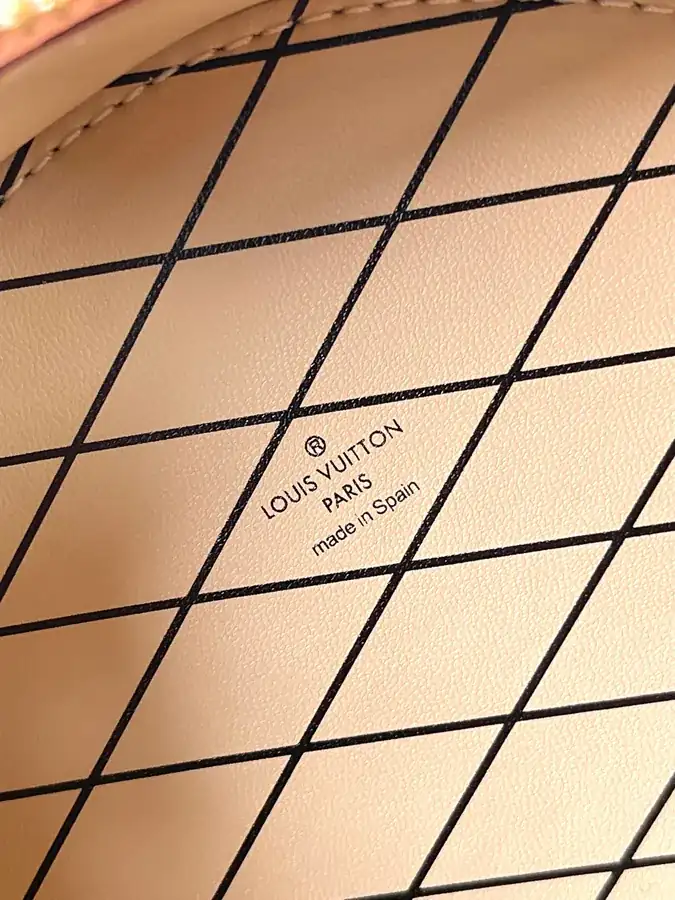 Mini Boite Chapeau Handbag with Premium MB Chip