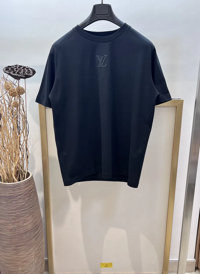 1V Louis Logo Embroidered T Shirt