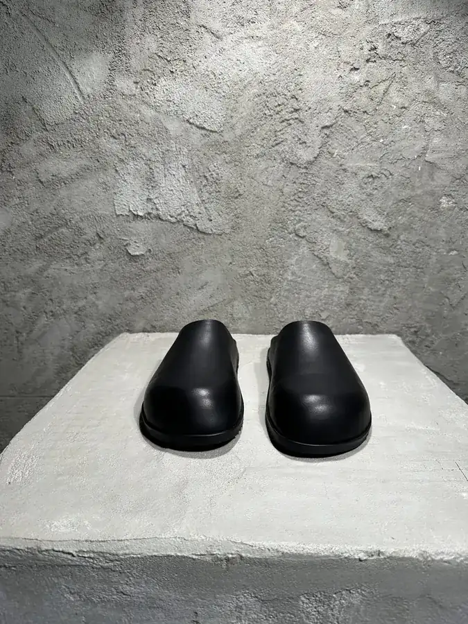 Rick Owens 2025SS Buckle Sandals with Grained Calfskin Upper