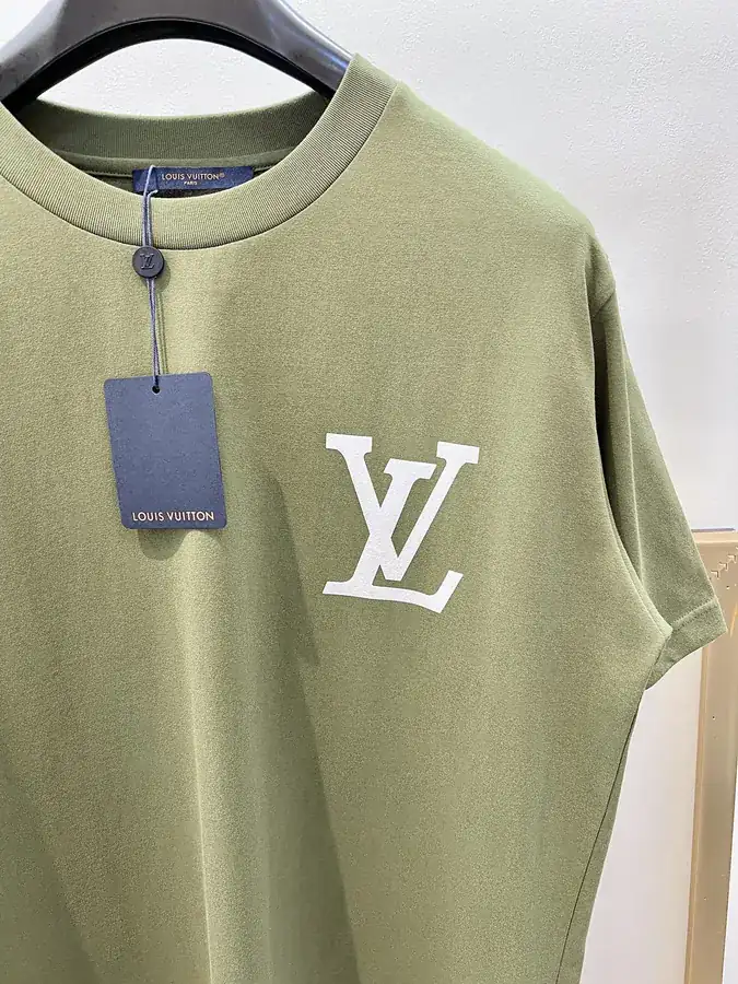 1V Louis Travel T Shirt, Green and White, Unisex