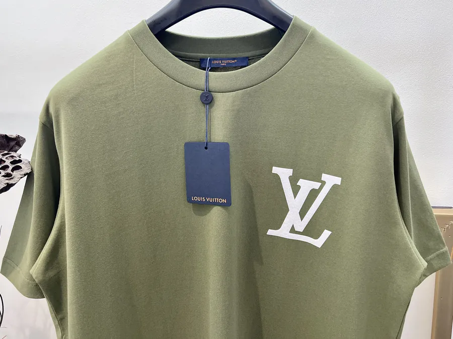 1V Louis Travel T Shirt, Green and White, Unisex