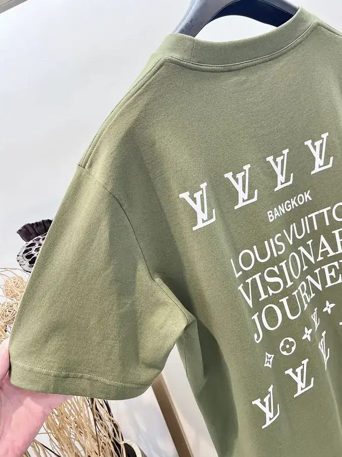 1V Louis Travel T Shirt, Green and White, Unisex